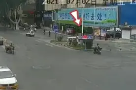 “觉得伞很漂亮”，河南一男子竟偷走交警执勤遮阳伞，被民警当场抓获图片