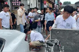 关晓彤林一《胡同》路透 人群中两人大长腿超吸睛图片