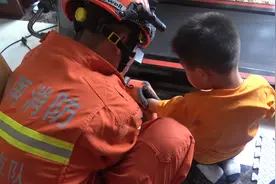 “我的手会不会断啊？”湘西“熊孩子”手卡跑步机，边喊疼边问消防员图片