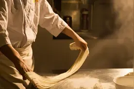 煮面条时用开水还是冷水？很多人都煮错了，学会这招面条劲道不黏糊图片