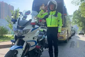 “你要相信世界是美好的”，长沙失意小伙醉倒街头满脸血，被救助时突然崩溃大哭图片