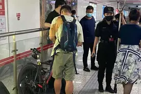 郑州地铁站内不允许拍照？网友热议图片