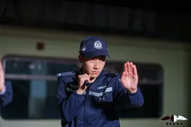大二警校生公交车抓小偷被威胁：“做警察的，关键时刻要顶上去”图片