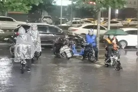 屋里啥都有！暖心店主3次邀请代驾小哥进店躲雨：出门在外不容易图片