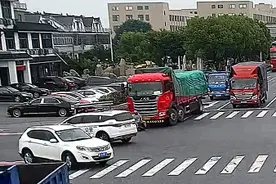 眼看老人要被货车碾压，警车救命卡位……图片