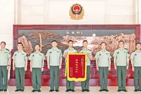 武警部队党委常委集体会见“反恐尖刀中队”代表图片