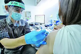 新加坡一家私立诊所的医生为一名女子注射科兴疫苗图片