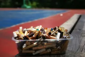 香烟到底是香还是臭？小女孩一个举动，杭州30年“老烟枪”被暴击图片