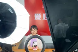 一只手臂的女主播图片