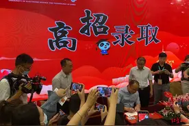 刚刚，四川省第一份录取通知书送出！收到者来自成都七中图片