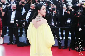李梦时隔八年重回戛纳 淡妆出镜颜值超能打图片