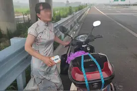 旗袍女骑电动车跟着导航上了高速，看到身边全是呼呼而过的汽车，蒙了图片