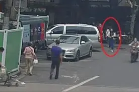 “要等妈妈来！”4岁女童被闷车内拒绝援助，家长一定注意…图片