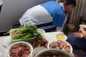 吃饭时聊家常聊生活：贵州一高中老师每周下厨给学生做火锅图片