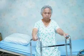 老人多久洗一次澡最好？这里有3个基本健康提示图片