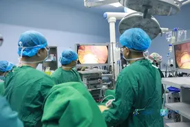 南医大逸夫医院：腹腔镜下切除整个结肠，解除老人30余年便秘之苦图片