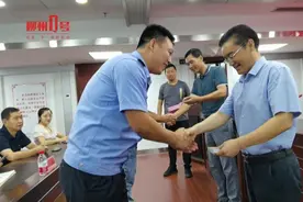 慕了！柳州这80人可在市内随便免费坐公交车，来看看他们是谁？图片