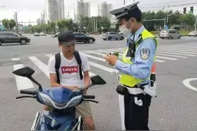 【监管】沪交警继续严查不戴头盔，3起典型案例公布图片