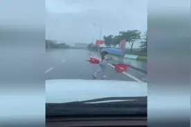 “做中国人应该做的事儿！”威海女孩风雨中捡起被吹落在地的国旗图片