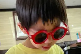 张歆艺称儿子戴墨镜看书遛弯 在线吐槽：这样的臭美随了谁呀图片