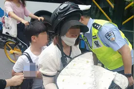 一律罚款！骑乘电动自行车不带安全头盔罚款30元图片