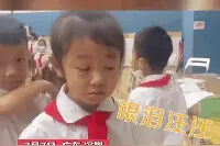 小女孩做核酸检测认出医护人员是妈妈，想抱抱却强忍眼泪离开图片