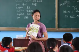 上课被点名，中文喊“到”，那英文喊什么？图片