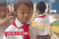 【泪目】小女孩测核酸遇妈妈采样，想抱抱被拒绝，强忍委屈……图片