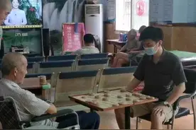95后帅气大学生在养老院当护理员，陪伴“老小孩”有委屈也有感动图片