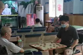 95后帅气大学生在养老院当护理员，陪伴“老小孩”有委屈也有感动图片