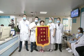 ​85岁奶奶接受微创肺叶切除术后，当天就能下床活动图片
