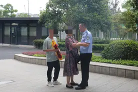 见到母亲，失联十年的儿子当即跪下，“寻人总司令”促成第7007个失散家庭重新团圆图片