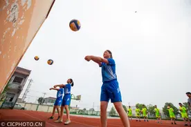 江苏海安：训练排球度暑假图片