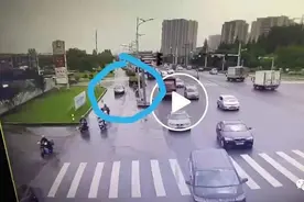 被汽车溅了一身水，只能认了？他选择报警！结局极度舒适图片