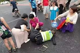 骑警小哥被撞倒地 刚拿到救护员证的她伸出援助之手……图片