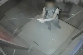 熊孩子电梯内转圈圈洒牛奶 为防事故维保公司全面检查电梯设备图片