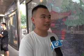 网友喊话寻找的热心小伙现身！大雨中扶老人上公交：能帮到别人挺开心图片