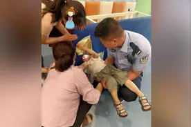 民警跪地半小时解救被卡男孩：警察是职业更是责任视频封面