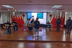 天生没那么完美又怎样，照样可以歌唱！杭州七人乐队的这曲《少年》，把人听哭了图片