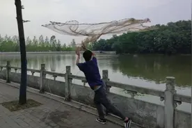 高校水产养殖专业期末考撒网捕鱼，学生：还考了划船、织渔网视频封面