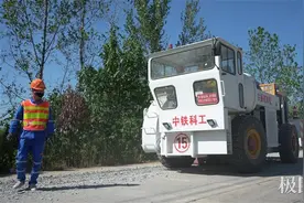 驻鄂央企研制“碎路神车”，水泥路白改黑告别扬尘与噪音图片