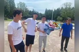三位国脚回崇明探望恩师徐根宝图片