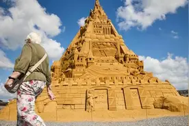 21.16米！世界最大沙堡在丹麦亮相 灵感源自新冠病毒 World’s biggest sandcastle constructed in Denmark图片