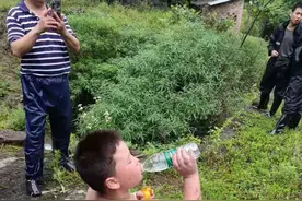 重庆7岁男童随家人采菌走失被困，警方组织近千群众搜救寻回图片