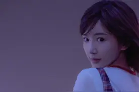 毛晓彤晒暗夜氛围感写真 休闲格子裙好似在逃公主图片
