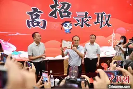 发光、唱歌、开盲盒……高校录取通知书陆续发出图片