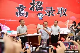 发光、唱歌、开盲盒……高校录取通知书陆续发出图片