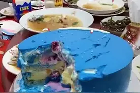 网红蛋糕小孩吃完牙变蓝！当事人：用手摸了一下奶油，颜色就洗不掉了图片