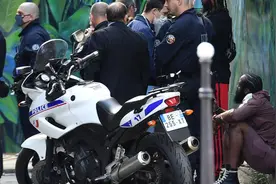 哈登因为同伴车内藏有大麻被搜身，险遭警方拘捕图片