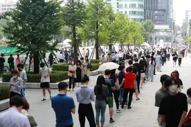 韩国民众排长队进行新冠病毒检测图片
